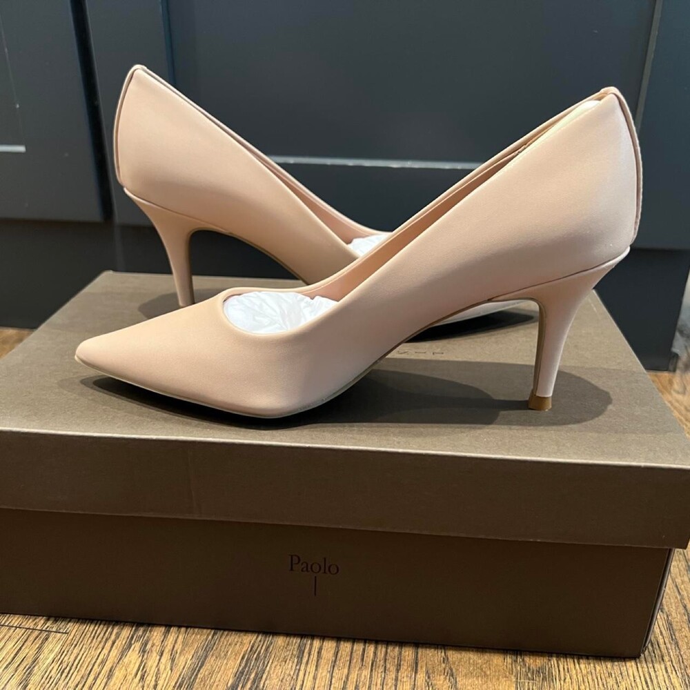 Tan/cream color Linea Paolo mid height women’s court. #lineapaolo #courts